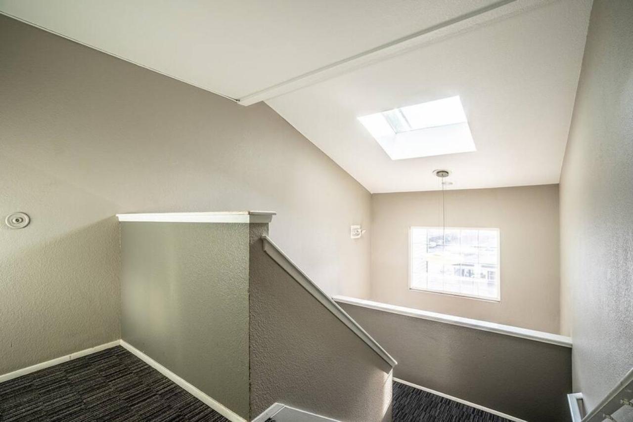 Modern And Spacious Apartment- Gym, Wifi, Free Parking Сіетл Екстер'єр фото